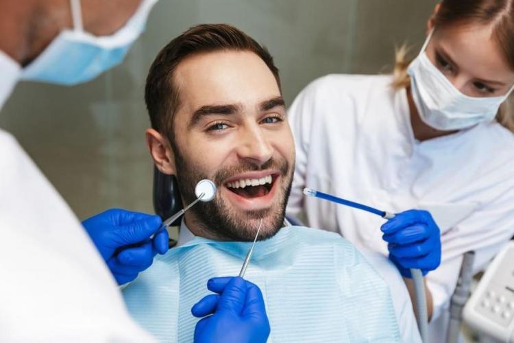 Jak dbać o zęby po zabiegu usuwania ósemek?