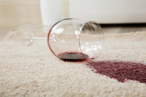 Jak usunąć plamy z dywanu? Wino, guma do żucia i krew