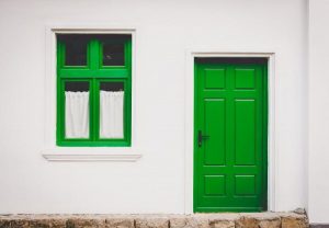Jak zamontować drzwi zewnętrzne z ościeżnicą stałą?