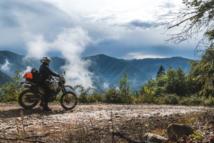 Wyprostowana pozycja na motocyklu jest najwygodniejsza. Jaką więc kierownicę dobrać?